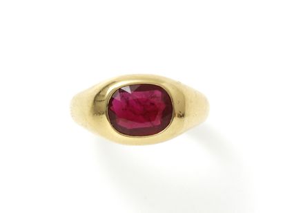 null Ring in gold 750 thousandths, decorated with a cushion-cut ruby in closed setting....