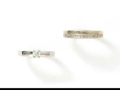  Lot in white gold 750 thousandths, composed of a half wedding ring and a solitaire...