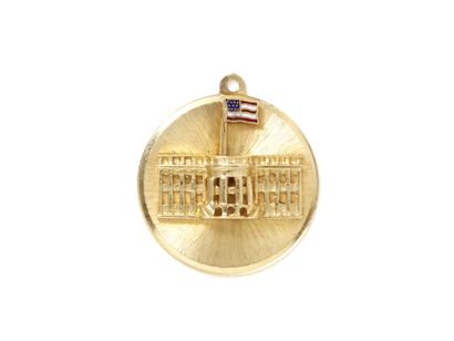 null Médaille en or 585 millièmes, décorée de la Maison Blanche gravée en relief...