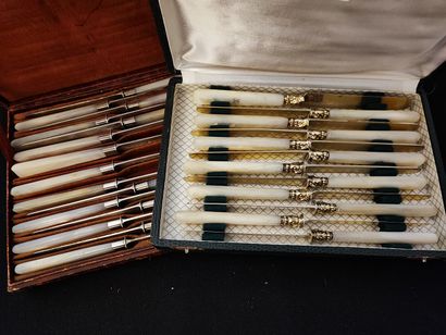 null Twenty-seven mother-of-pearl and vermeil fruit knives. Fontenay, 1819-1838,...