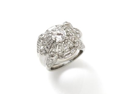 null Beautiful dome ring in platinum 850 thousandths, centered on a half-size diamond...