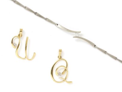 null Lot 2 tones of gold 750 thousandths, composed of a bracelet and 2 pendants representing...