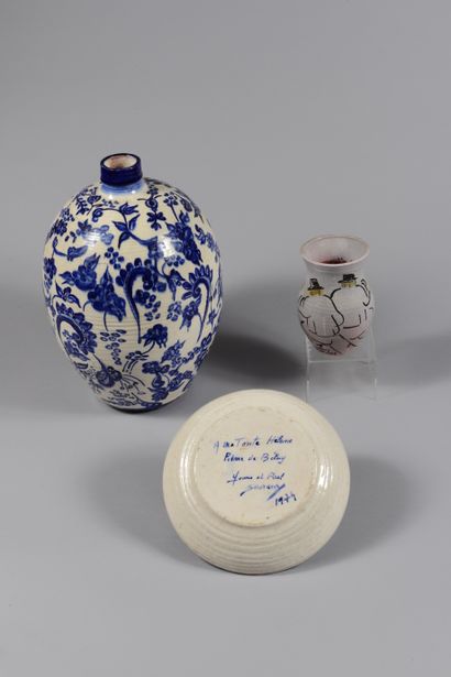Pierre DE BELAY (1890-1947) Lot de céramique comprenant un grand vase bleu et blanc,...