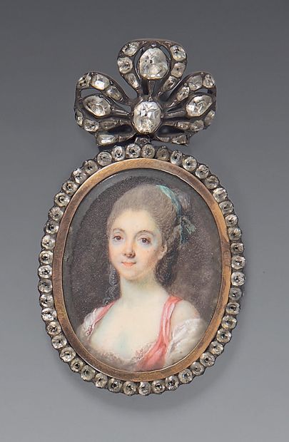 École FRANÇAISE de la fin du XVIIIe siècle 
Portrait miniature ovale de femme, en...
