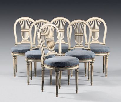 null Suite de six chaises en hêtre mouluré, sculpté, laqué crème et rechampi bleu...
