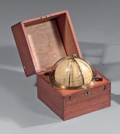 null Instrument de marine sous la forme d'un globe céleste portatif dans son coffret...