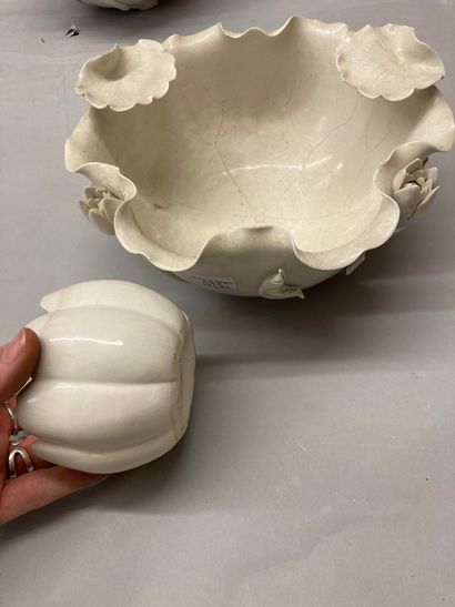 CHINE Deux coupes en porcelaine blanche en forme de feuille de lotus agrémenté d'un...