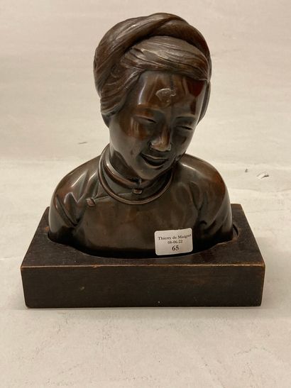 VIETNAM Buste de jeune femme en bronze à patine brune, souriant légèrement.
Début...