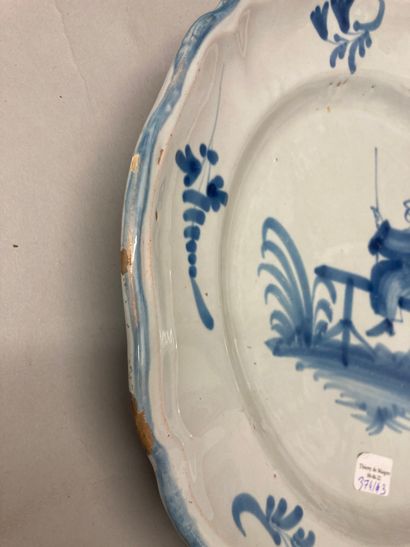 WALY OU EPINAL 
Round earthenware dish with a contoured border, decorated in blue...