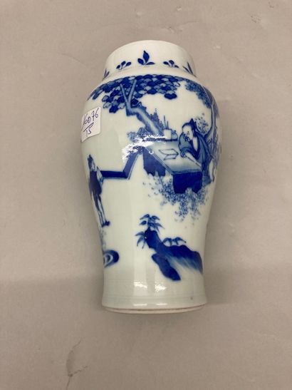 CHINE Petit vase balustre en porcelaine décoré en bleu sous couverte sur fond blanc...