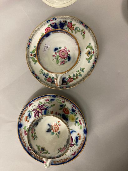 MINTON et DOCCIA Two tea cups and their saucers with printed polychrome decoration...