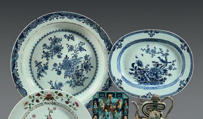 CHINE Deux grands plats creux circulaires en porcelaine à égouttoirs décorés en bleu...