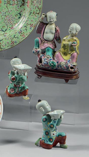 CHINE * Groupe en porcelaine représentant deux enfants
Hoho assis sur un tertre ajouré...
