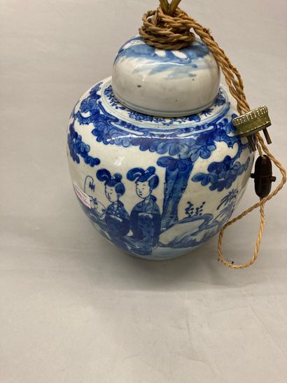 CHINE Porcelain covered ginger pot decorated in blue underglaze with women and children...