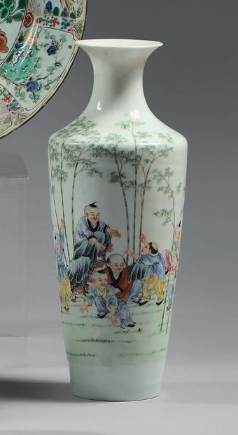 CHINE Vase à bord évasé en porcelaine émaillée polychrome de neuf enfants jouant...