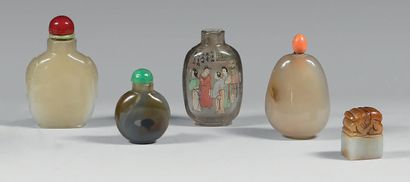 CHINE Two snuff bottles, one in glass painted inside signed Ye Zhong San with decoration...