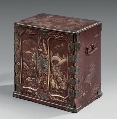 JAPON Small cabinet in nashiji lacquer with two doors decorated with Mount Fuji opening...