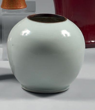 CHINE Base de vase bouteille en porcelaine à fond monochrome blanc à décor incisé...