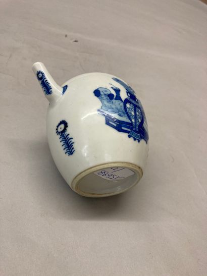CHINE Small porcelain vase of the "Guan" type decorated in blue underglaze with four...