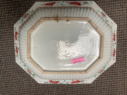 CHINE Rectangular porcelain dish with cut sides decorated in Famille Rose enamels...