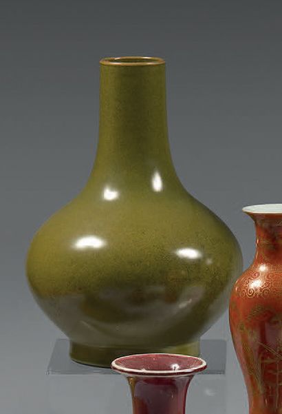 CHINE Vase bouteille à fond monochrome à couverte dit « poussière de thé » (« tea...