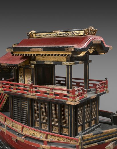JAPON Important junk in black and red lacquered wood, the prow in the shape of a...