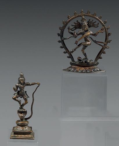 INDE Deux statuettes en bronze à patine brune, danse de Shiva Nataraja debout sur...