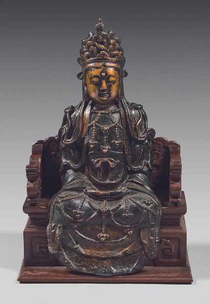 CHINE Statuette de Guanyin en bronze assis sur un trône en bois aux accotoirs formant...