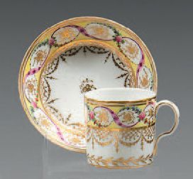 Tasse et sa sous-tasse en porcelaine de Paris...