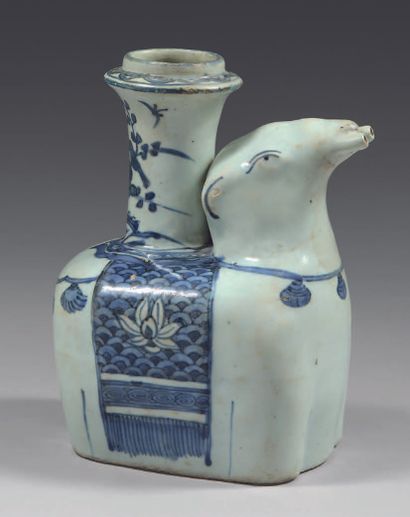 CHINE Rare elephant-shaped porcelain zoomorphic kendi, decorated in blue underglaze...