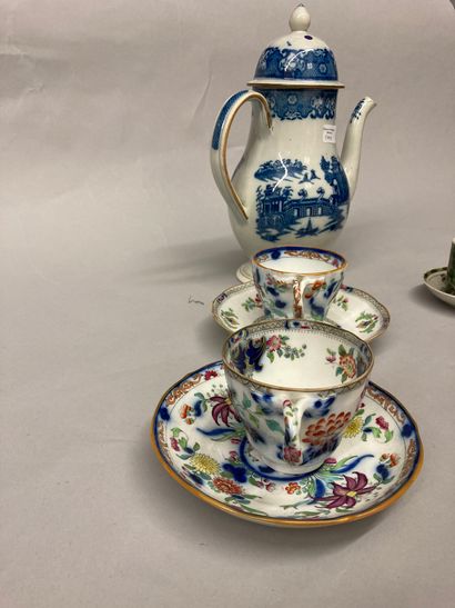 MINTON et DOCCIA Two tea cups and their saucers with printed polychrome decoration...
