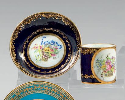 null Sèvres porcelain litron cup (2nd size) and its saucer of the end of the
18th...