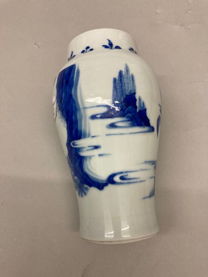 CHINE Small baluster porcelain vase decorated in blue underglaze on a white background...