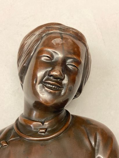 VIETNAM Buste de jeune femme en bronze à patine brune, souriant légèrement.
Début...