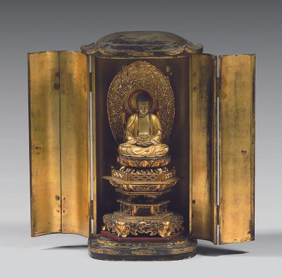 JAPON Black and gold lacquer butsudan portable altar, the doors and uprights adorned...
