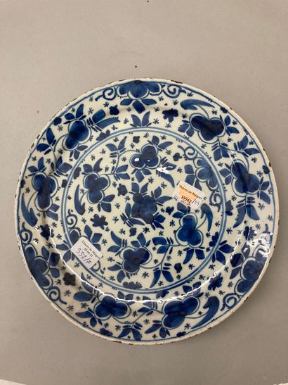 DELFT Set of earthenware including two dishes and five plates with various decorations...