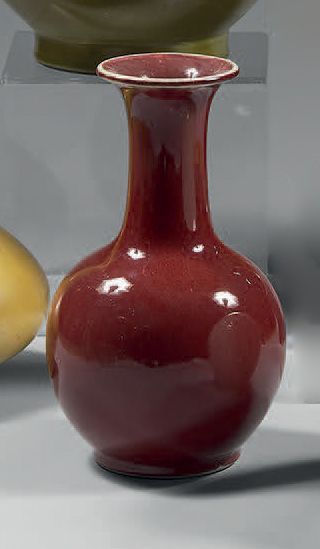 CHINE Vase en porcelaine de forme Yuhuchunping à couverte monochrome rouge de cuivre...