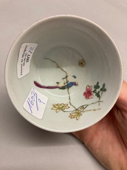 CHINE Tasse à thé et sa sous-tasse en porcelaine à fond dit « ruby back », décorées...