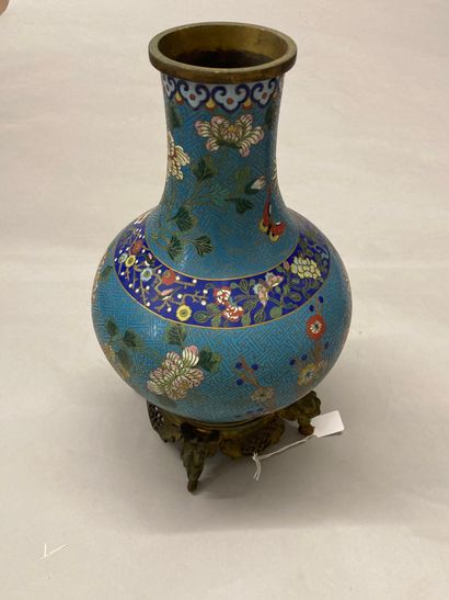 CHINE Pair of low-bodied vases in bronze and polychrome cloisonné enamels on a turquoise...