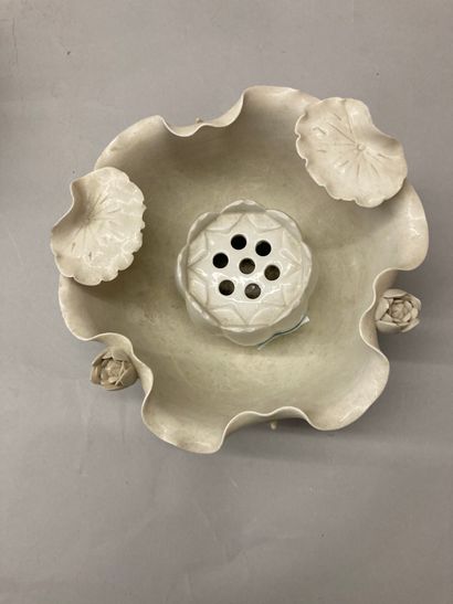 CHINE Deux coupes en porcelaine blanche en forme de feuille de lotus agrémenté d'un...