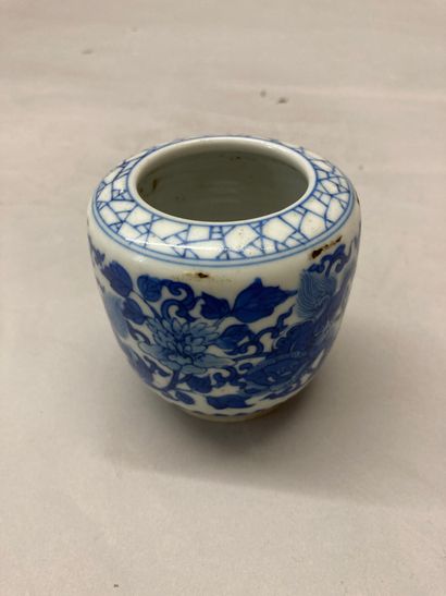 CHINE Petit vase de type « Guan » en porcelaine décoré en bleu sous couverte de quatre...