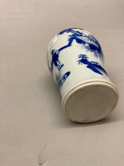 CHINE Small baluster porcelain vase decorated in blue underglaze on a white background...