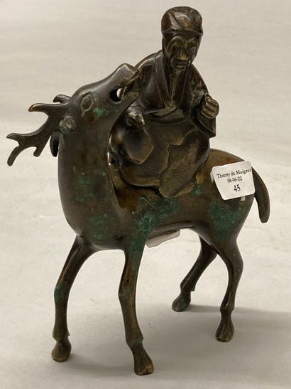 INDOCHINE Shoulao sur son cerf en bronze à patine brune et oxydations formant brûle-parfum.
XIXe...