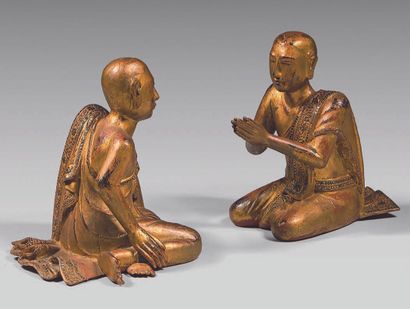 BIRMANIE Two statuettes of Sariputta and Mogallana worshippers in gold and red lacquered...