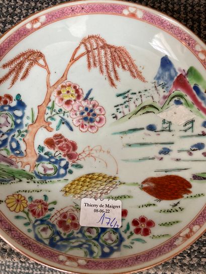 CHINE Plat circulaire en porcelaine décoré dans la palette imari de bambous et de...