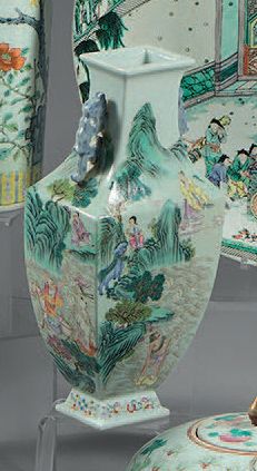 CHINE Vase balustre à quatre pans en porcelaine décoré en émaux de la famille rose,...