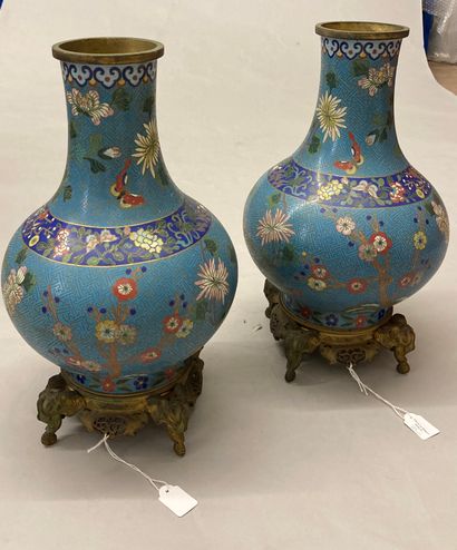 CHINE Pair of low-bodied vases in bronze and polychrome cloisonné enamels on a turquoise...