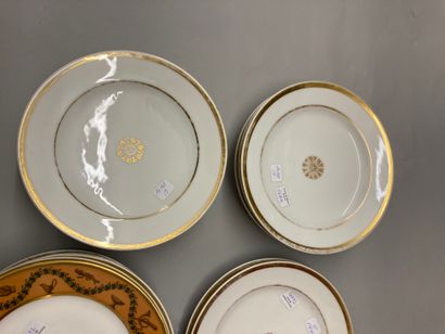PARIS, Manufacture de Desnuelles Suite of thirteen circular dinner plates decorated...