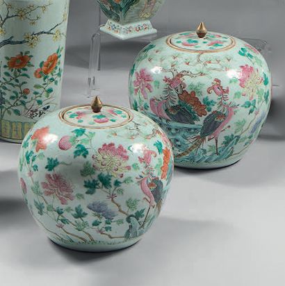 CHINE * Paire de pots à gingembre couverts décorés en émaux de la famille rose de...