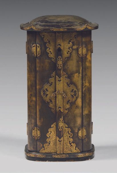 JAPON Black and gold lacquer butsudan portable altar, the doors and uprights adorned...